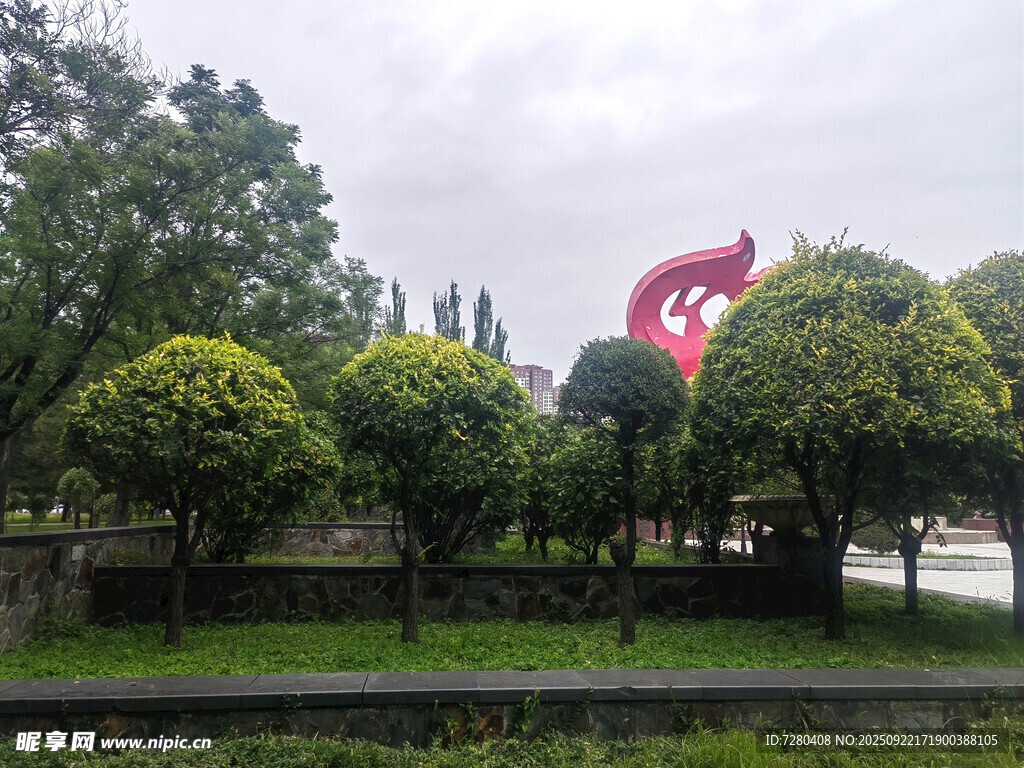 公园绿植与飘扬红旗景观