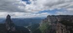 壮丽山景云海环绕奇峰