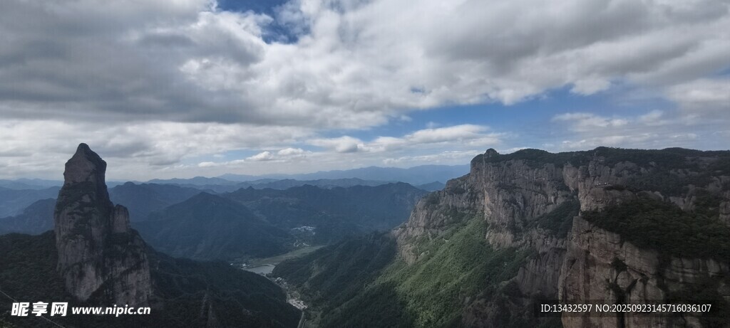 壮丽山景云海环绕奇峰