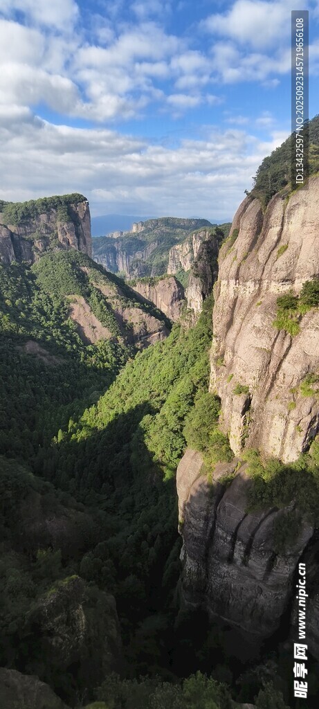 壮丽山景翠绿山谷与蓝天
