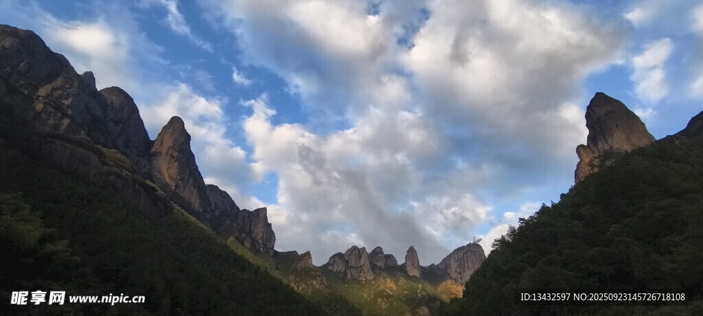 山峦云海间的壮美风光