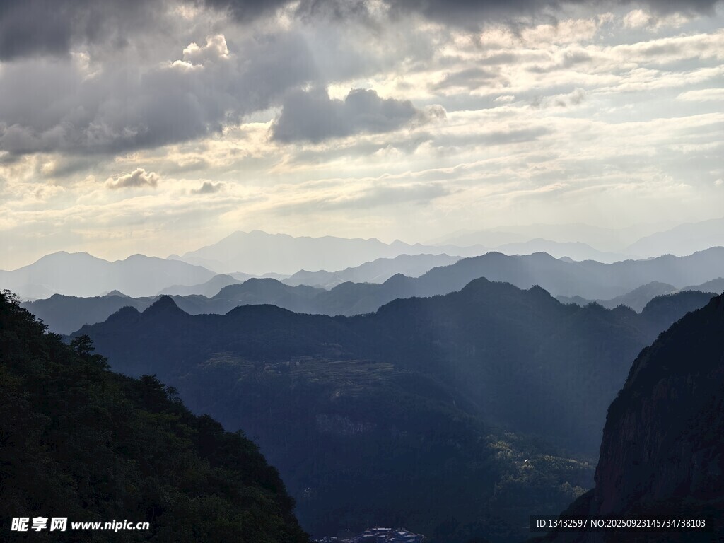 山峦云海间的壮美景观