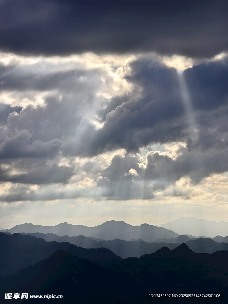 云隙间洒下光芒的山峦