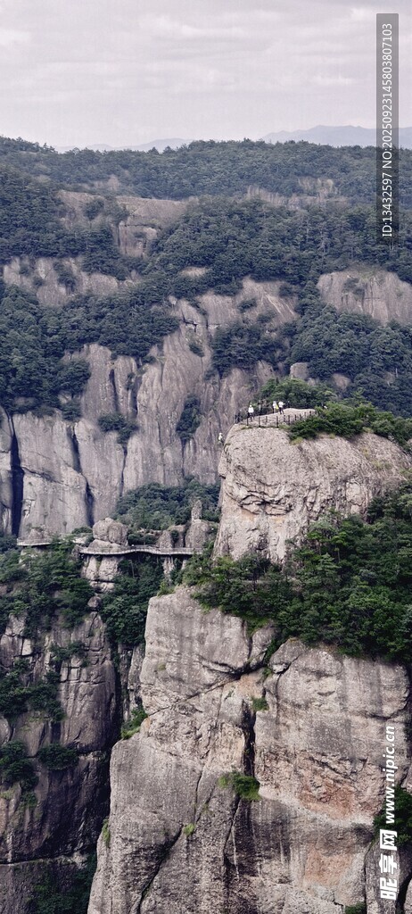 奇峰间的玻璃栈道