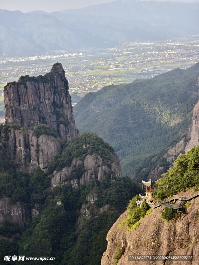 壮丽山景奇峰耸立