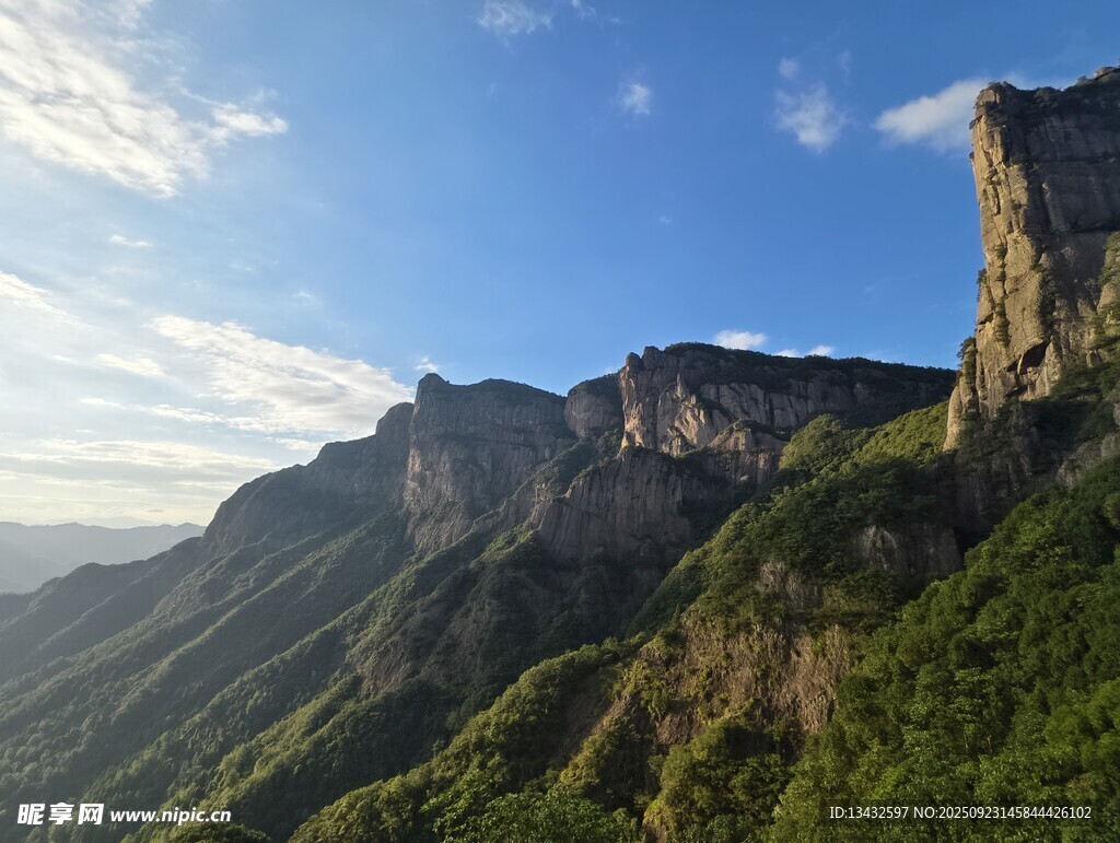 壮丽山景峭壁与葱郁山林