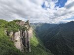 壮丽山景奇峰与葱郁山谷