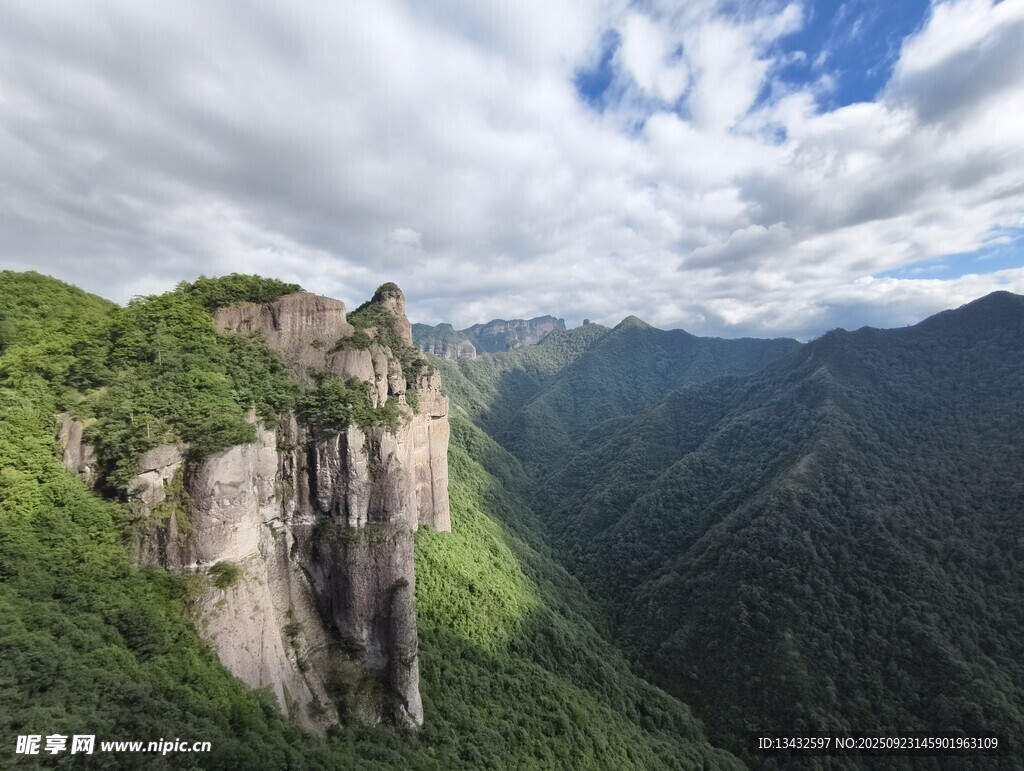 壮丽山景奇峰与葱郁山谷