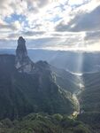 山巅奇景阳光洒落山谷