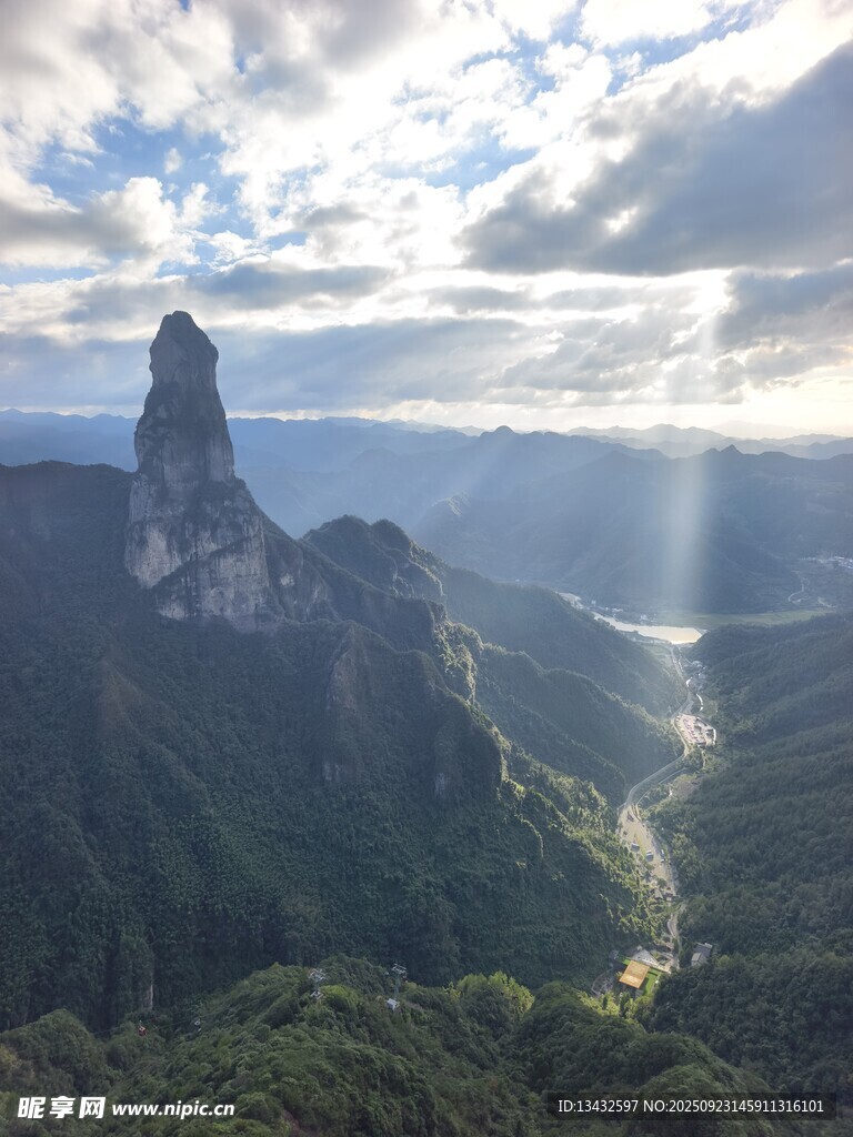 山巅奇景阳光洒落山谷
