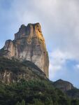壮丽山峰与蓝天绿树