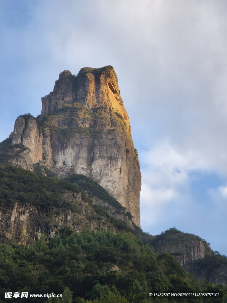 壮丽山峰与蓝天绿树