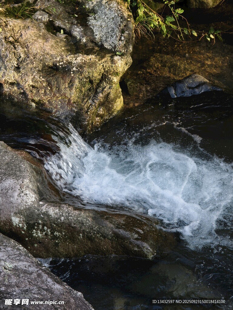 山间溪流潺潺流淌