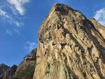 巍峨险峻的陡峭山峰