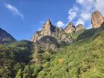 壮丽山峰与葱郁山林景观