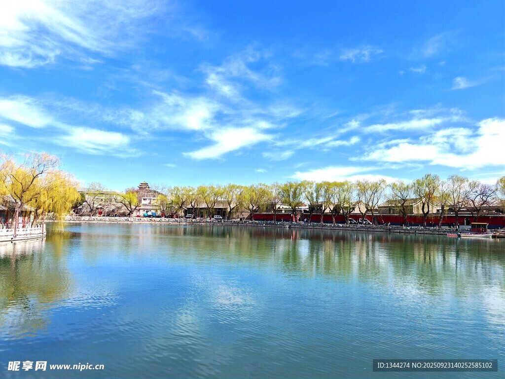 湖畔蓝天美景