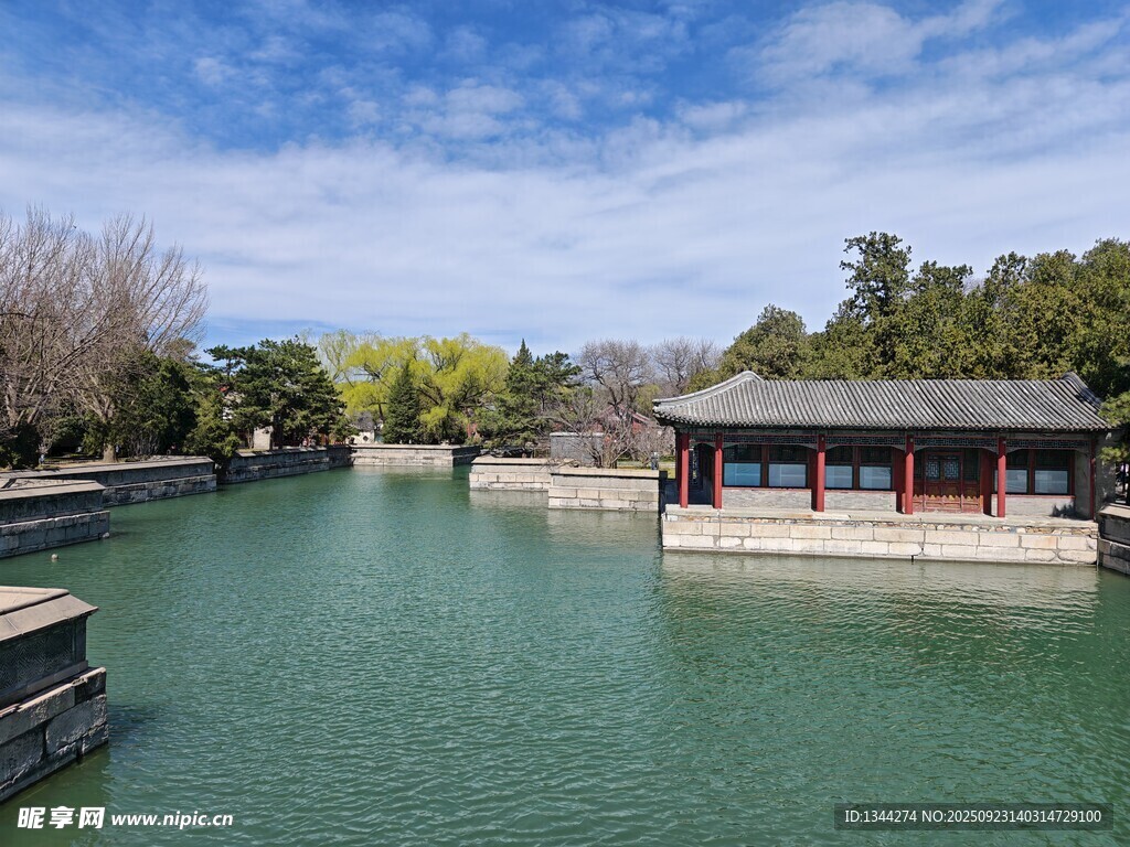 中式园林湖畔景致