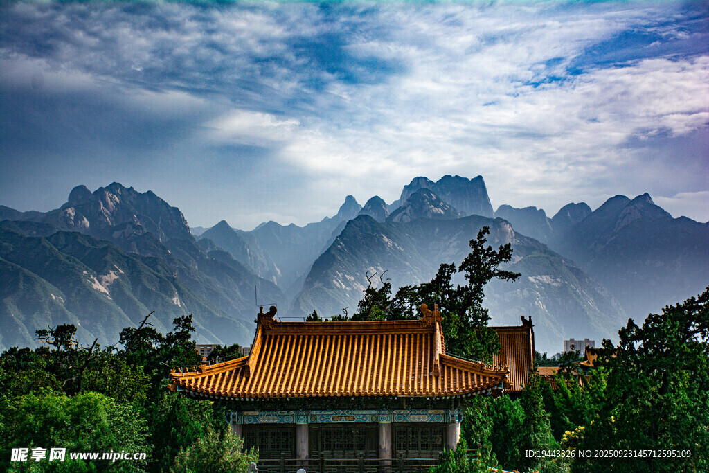 山间古建映巍峨群山