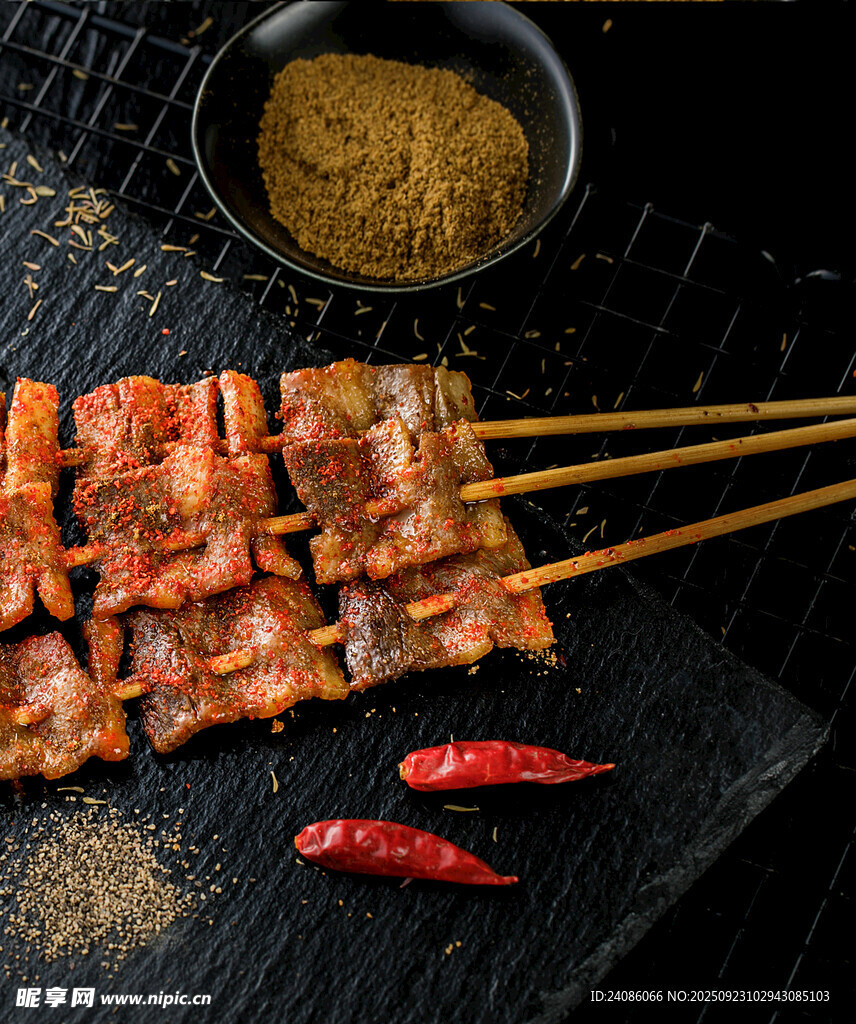 美味烤肉串配香料与辣椒