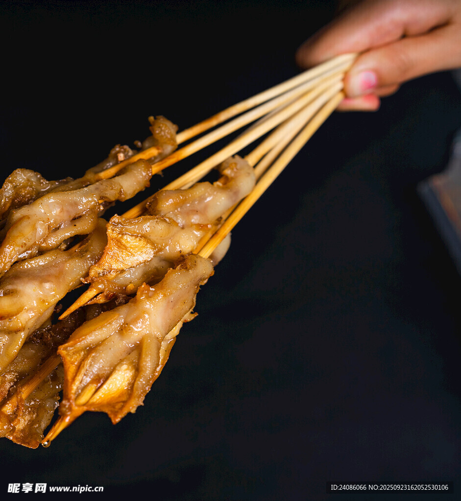 手持美味烤串特写