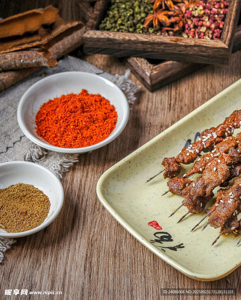 美味烤肉串与多样调料