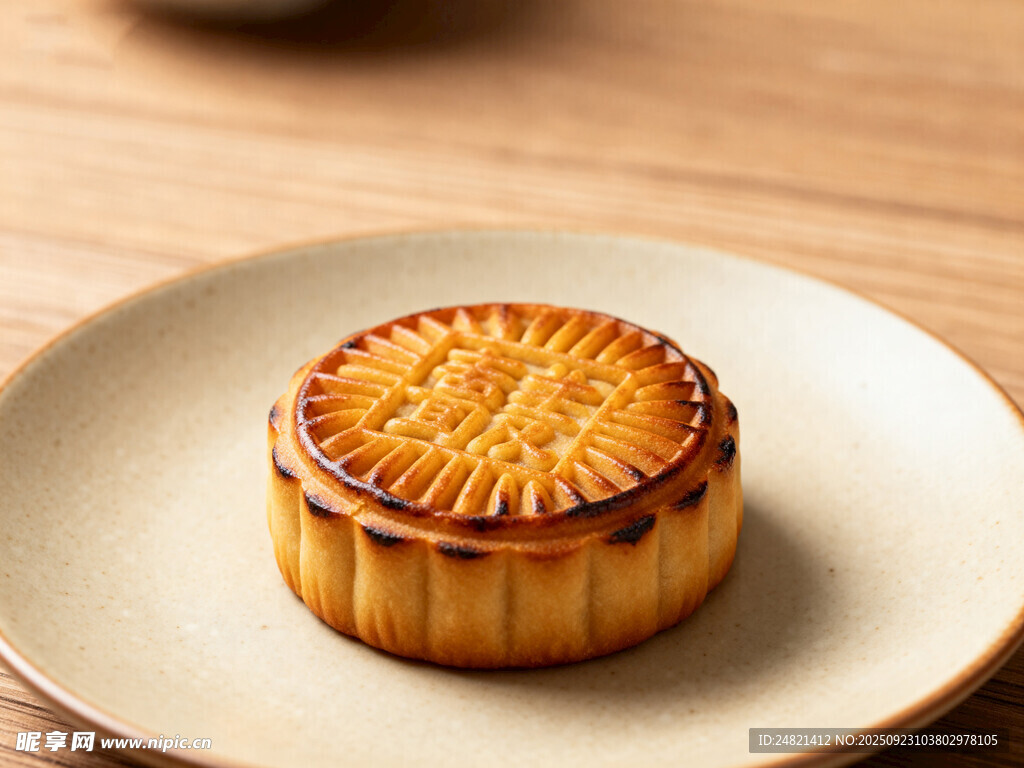 传统中式月饼置于盘中