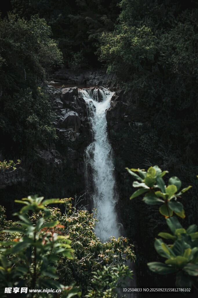 山林间的壮丽瀑布景观