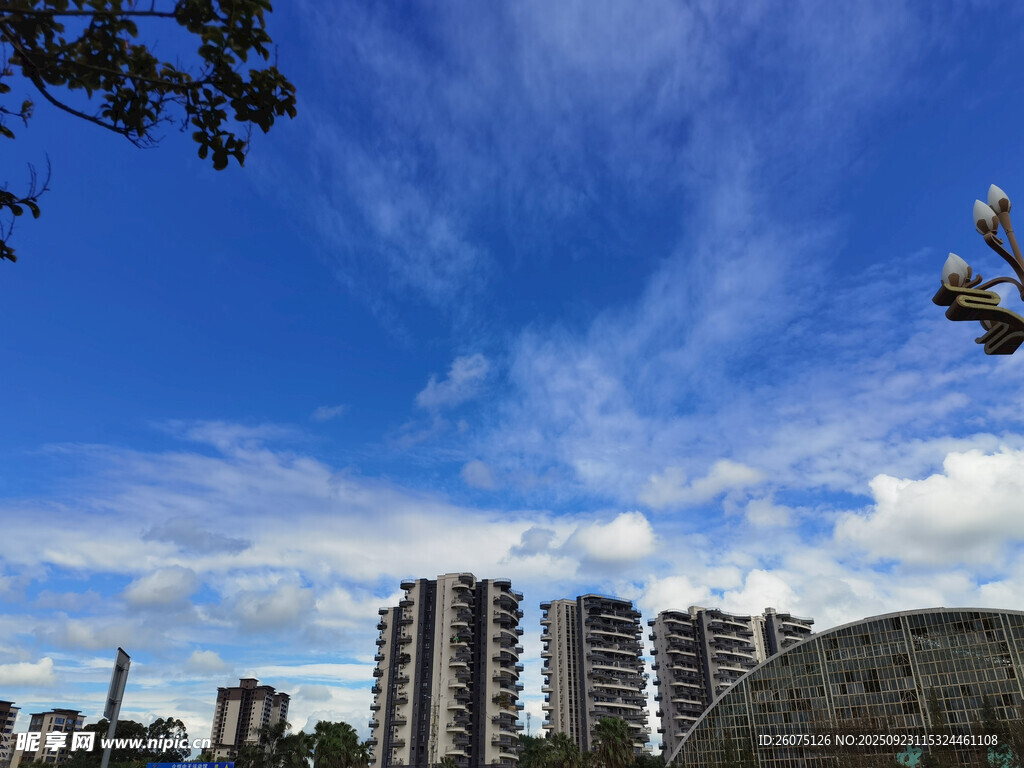 城市蓝天高楼景观