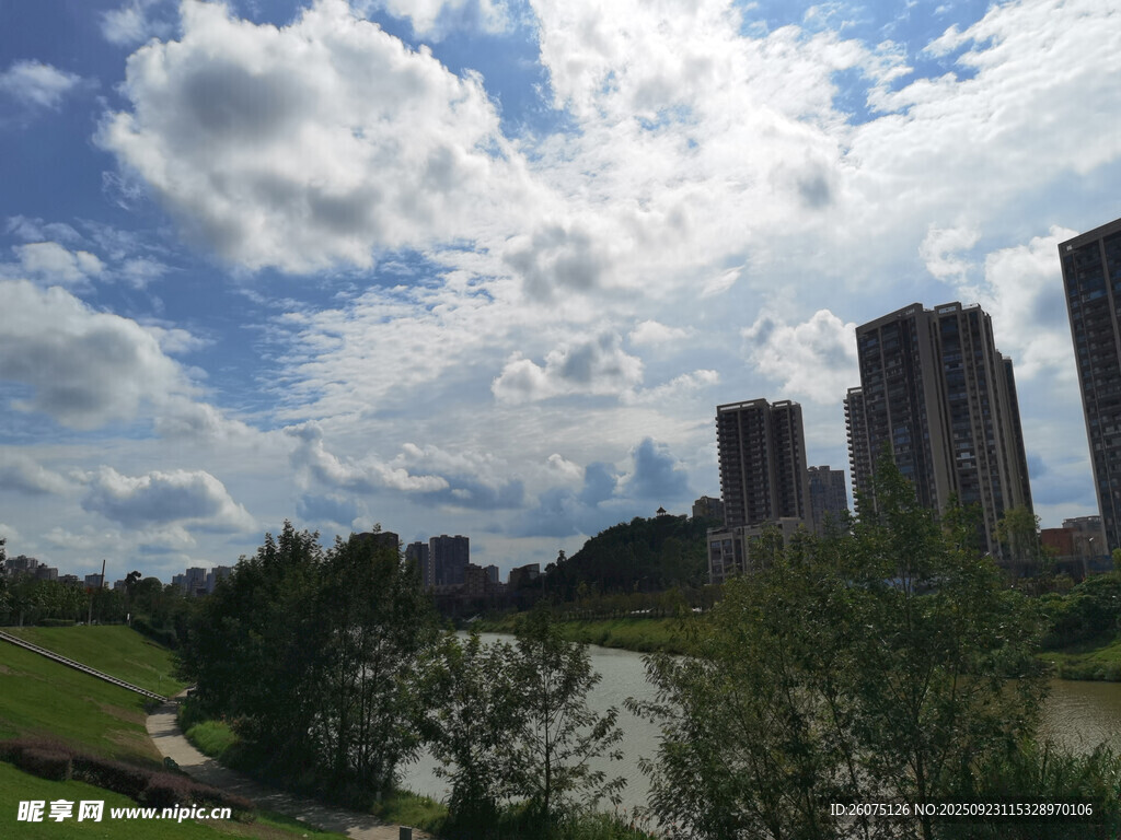 河畔高楼与蓝天白云景观