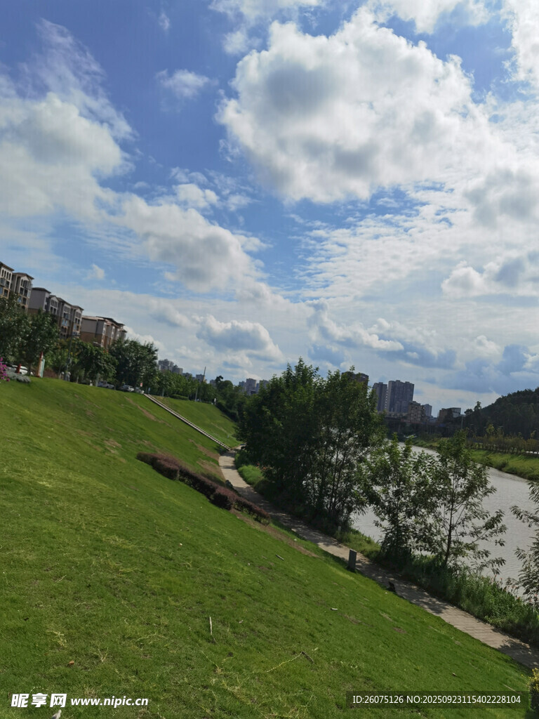 河畔绿地美景
