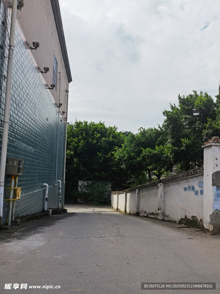 空旷厂区道路场景