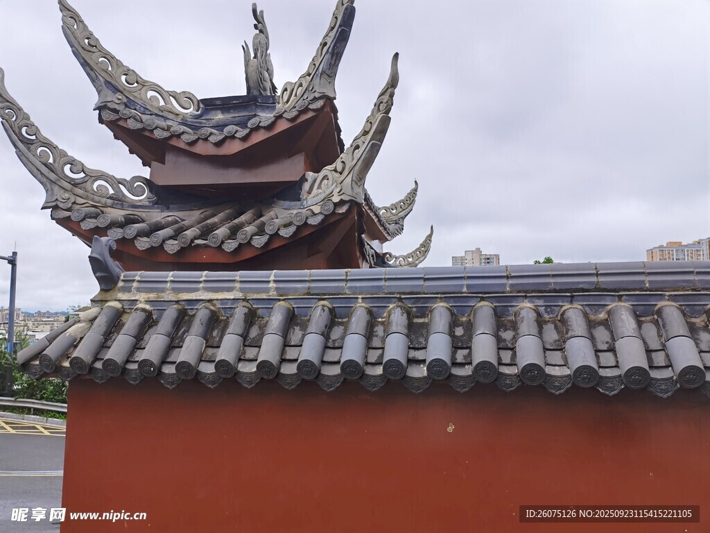 中式古建筑红墙飞檐一角