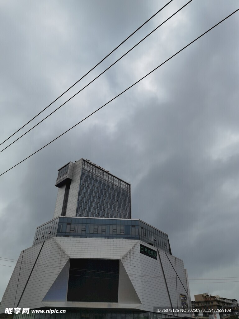 现代建筑在阴天下的景象