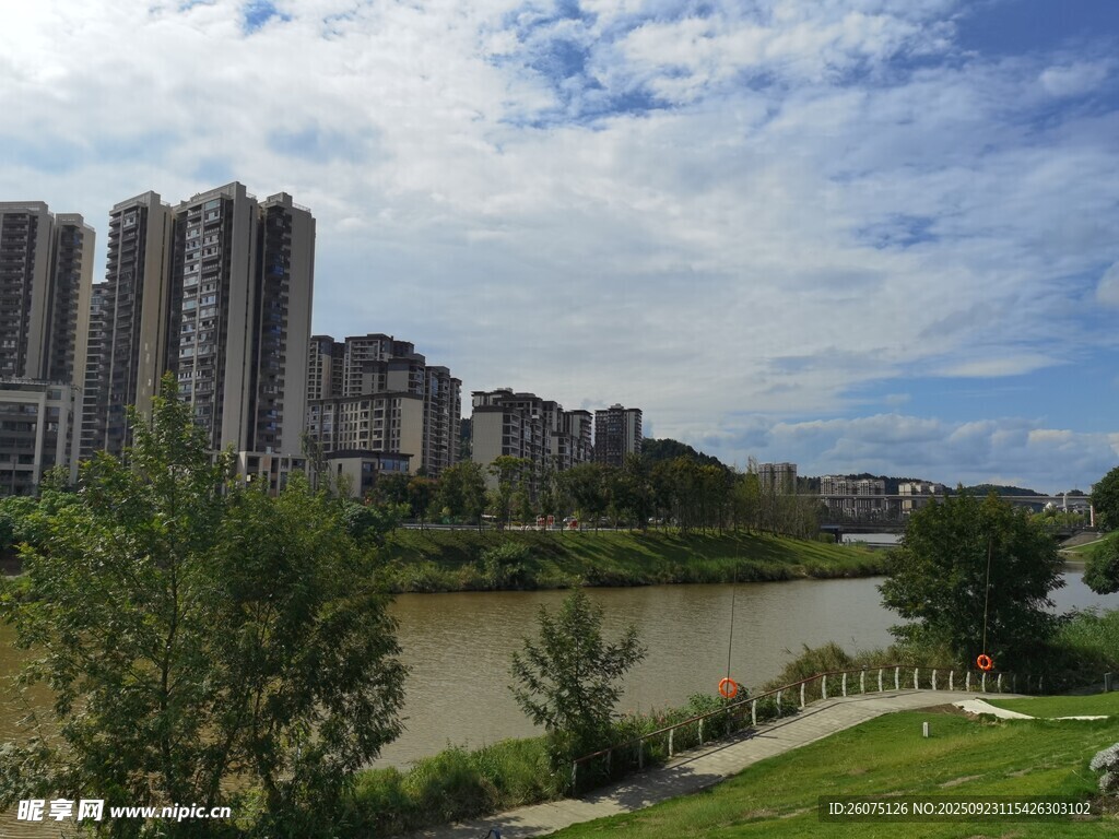 河畔高楼与绿地景观