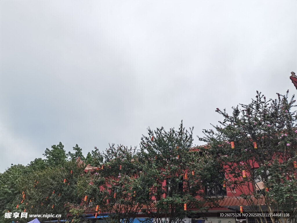 山林间的多彩建筑景观