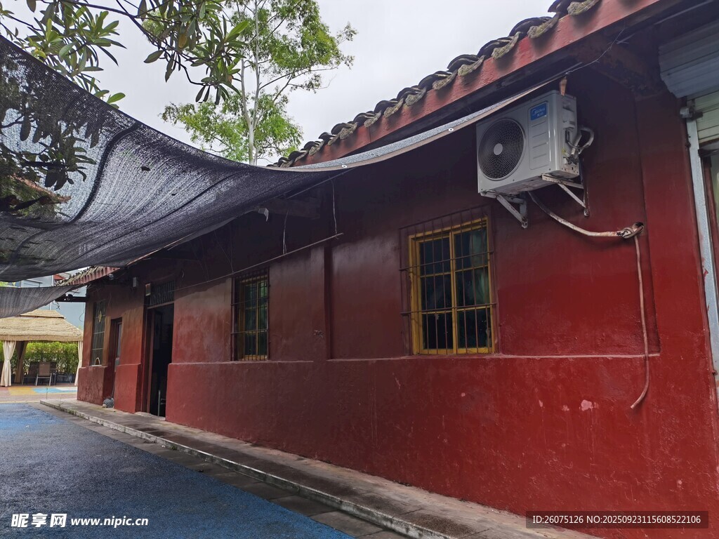 红墙小屋静谧户外景致