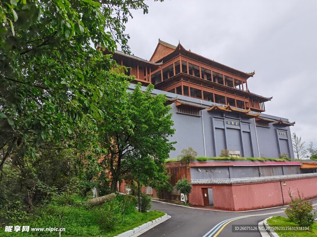 中式古建筑旁的葱郁绿植