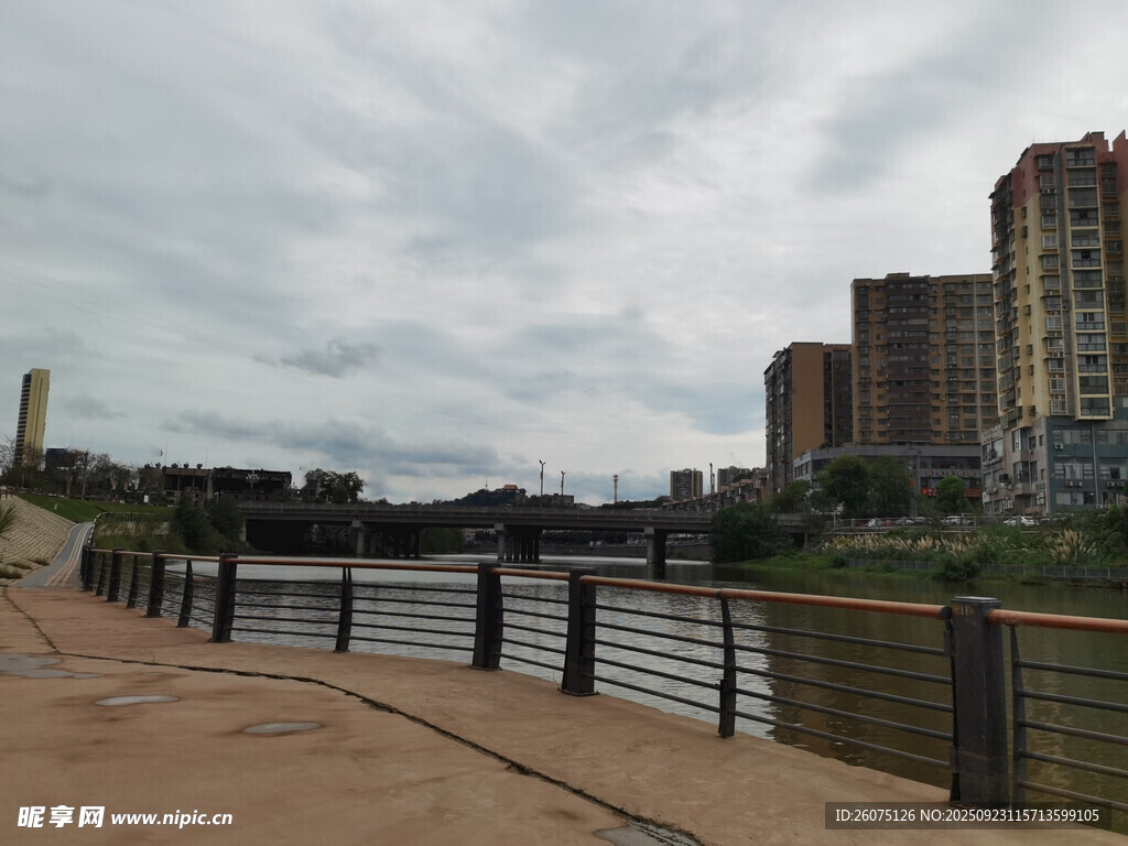 河畔城市风光