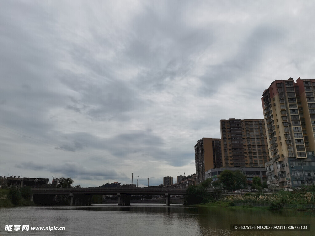 河畔高楼与阴沉天空