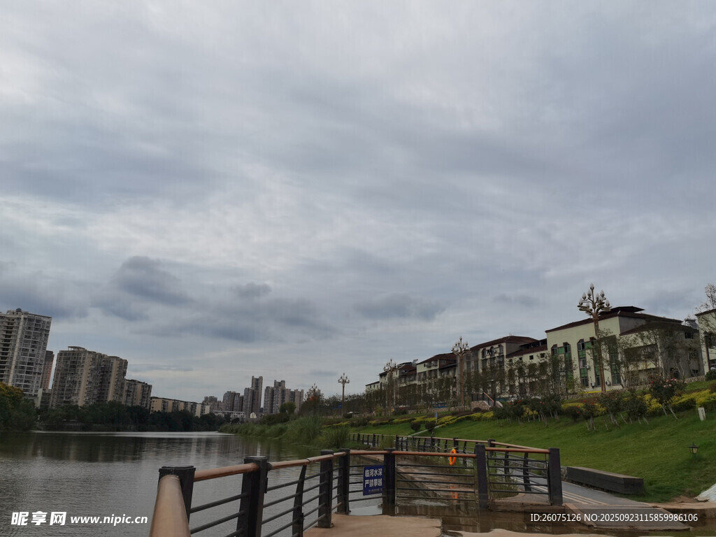 河畔城市风光景致