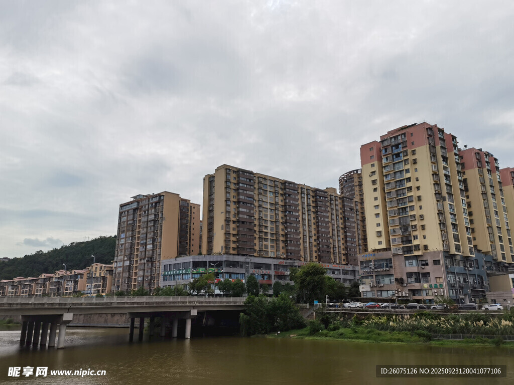 河畔高楼林立的城市景观