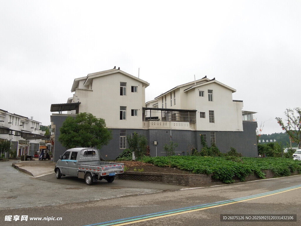 城郊住宅区与路边车辆