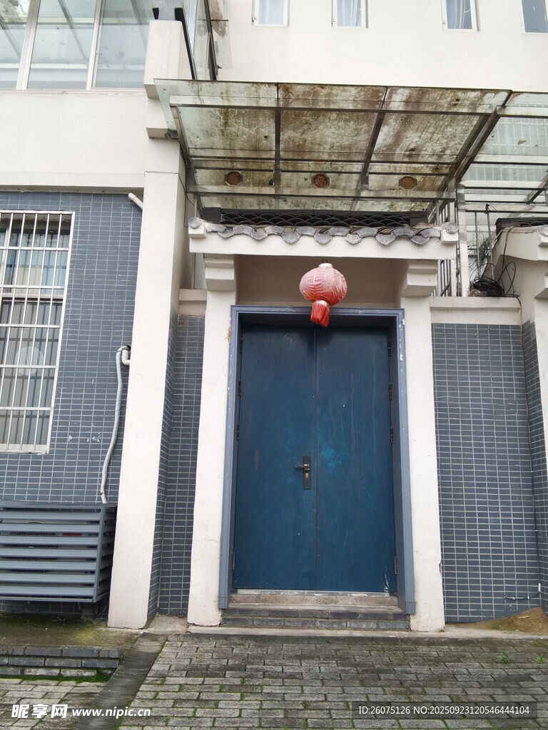 老式建筑门前景象