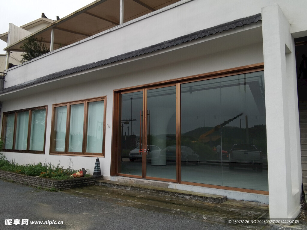 现代风格白色建筑外观