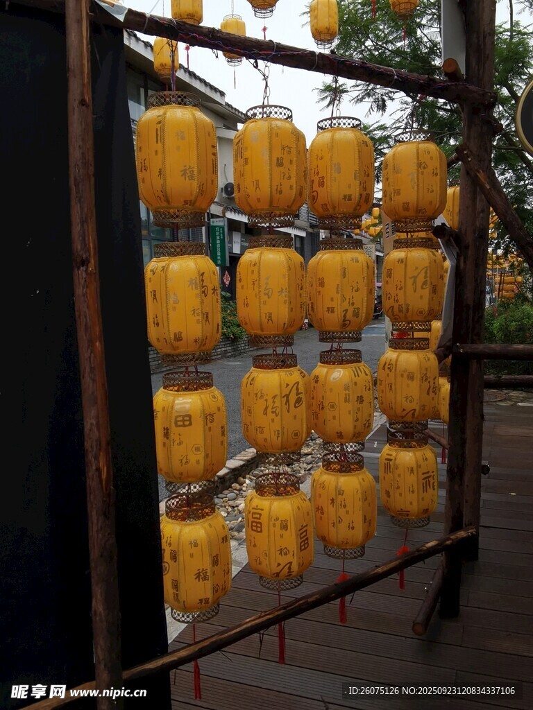 中式黄色灯笼挂架展示