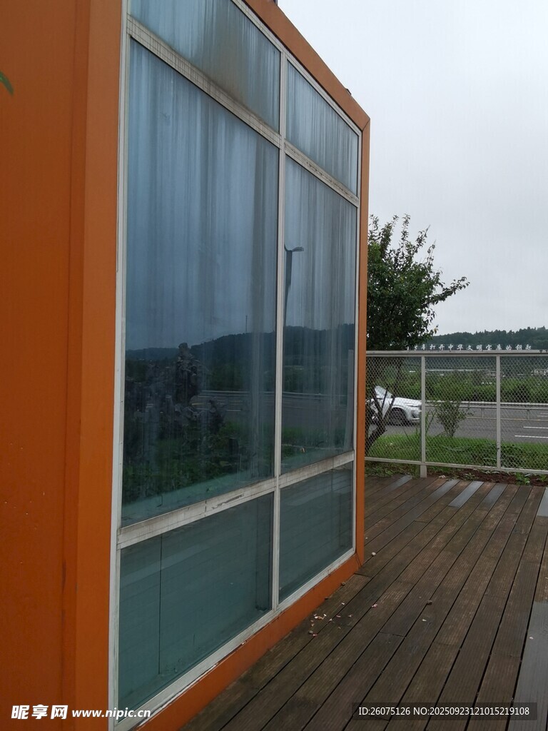 橙色小屋旁的木质露台