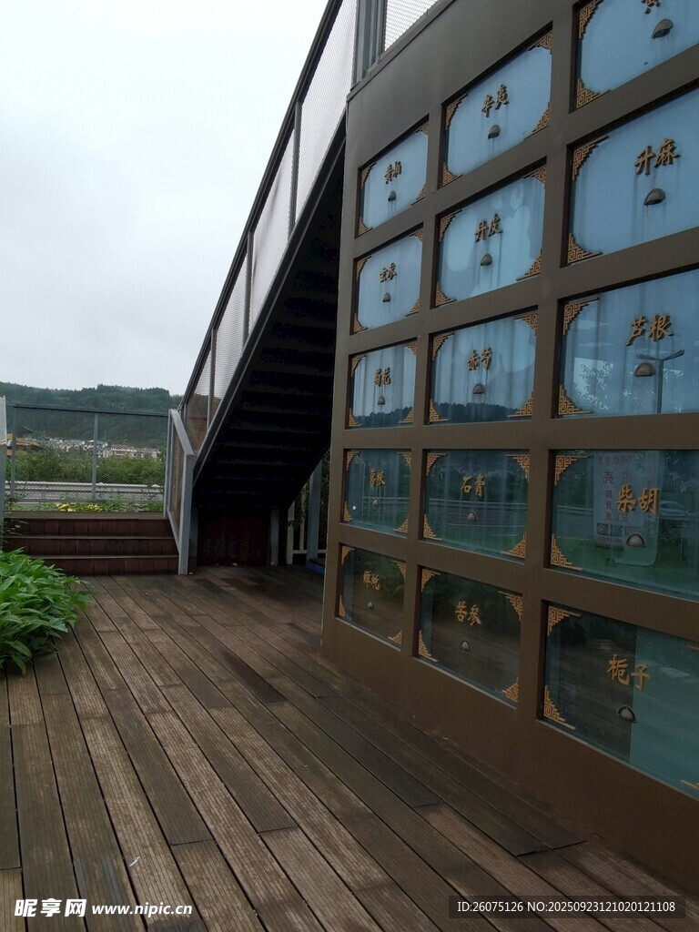木质露台旁的玻璃墙建筑