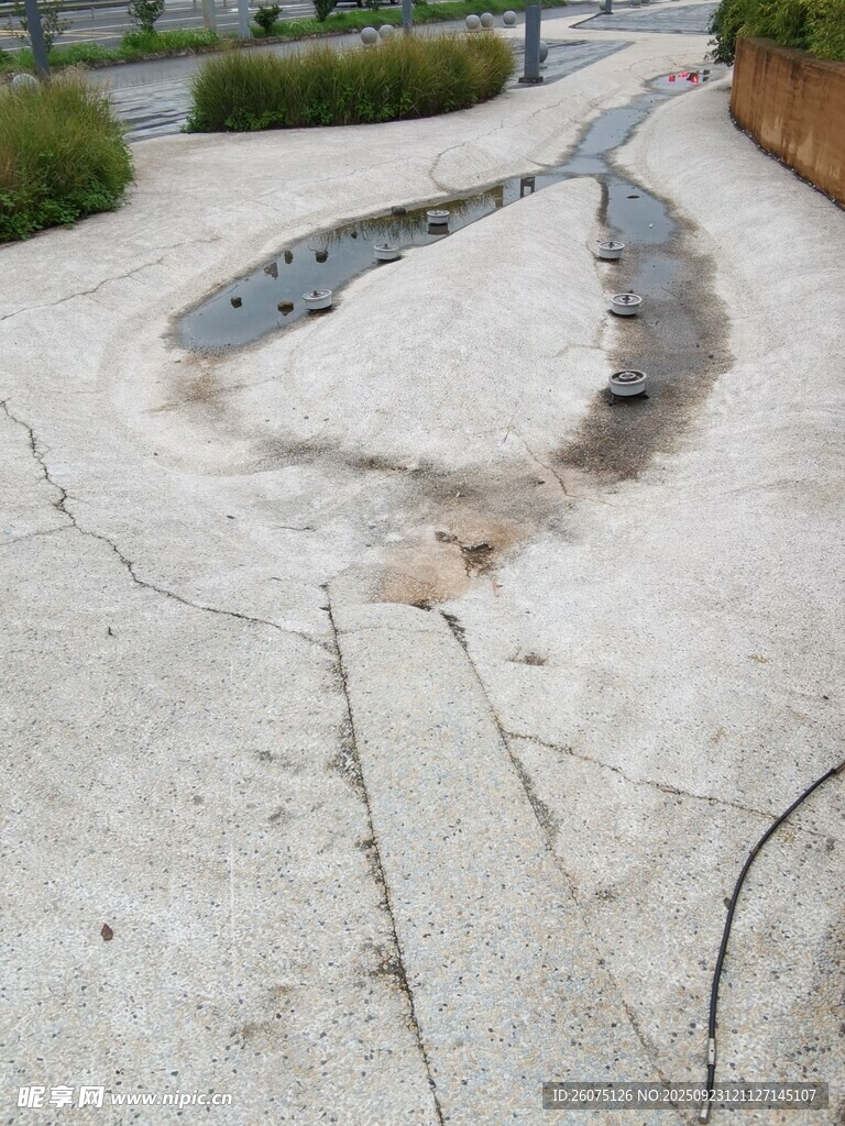 路面开裂破损景象