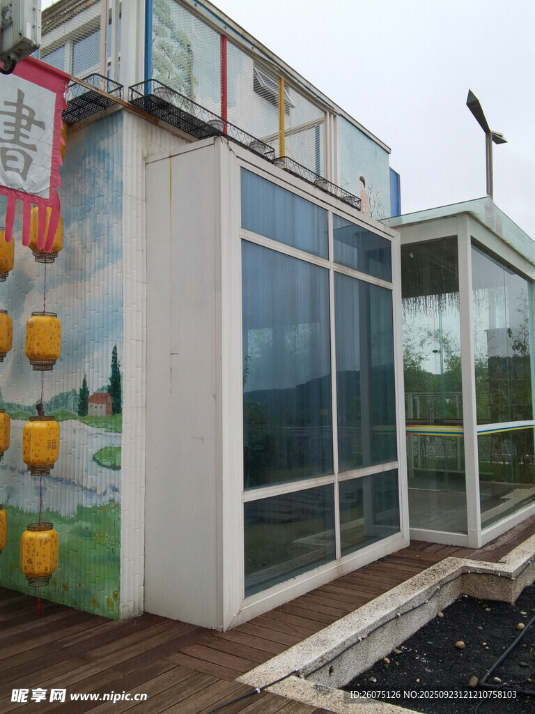 彩色涂鸦的现代玻璃建筑