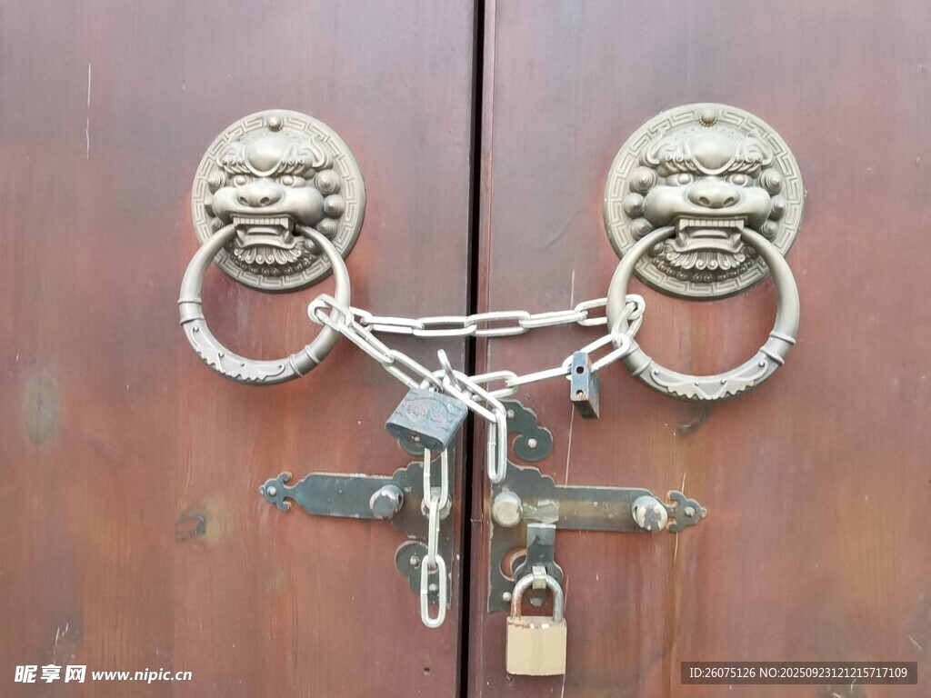 双门铜环配多锁紧闭